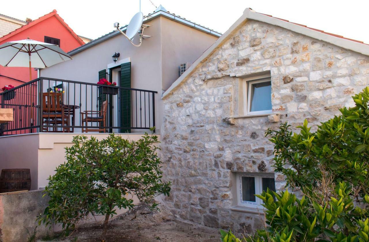 Zlatin Dvor - Apartments For 3, Terrace, Trogir Center, Beach At 5-Min, Bike Friendly Exteriör bild